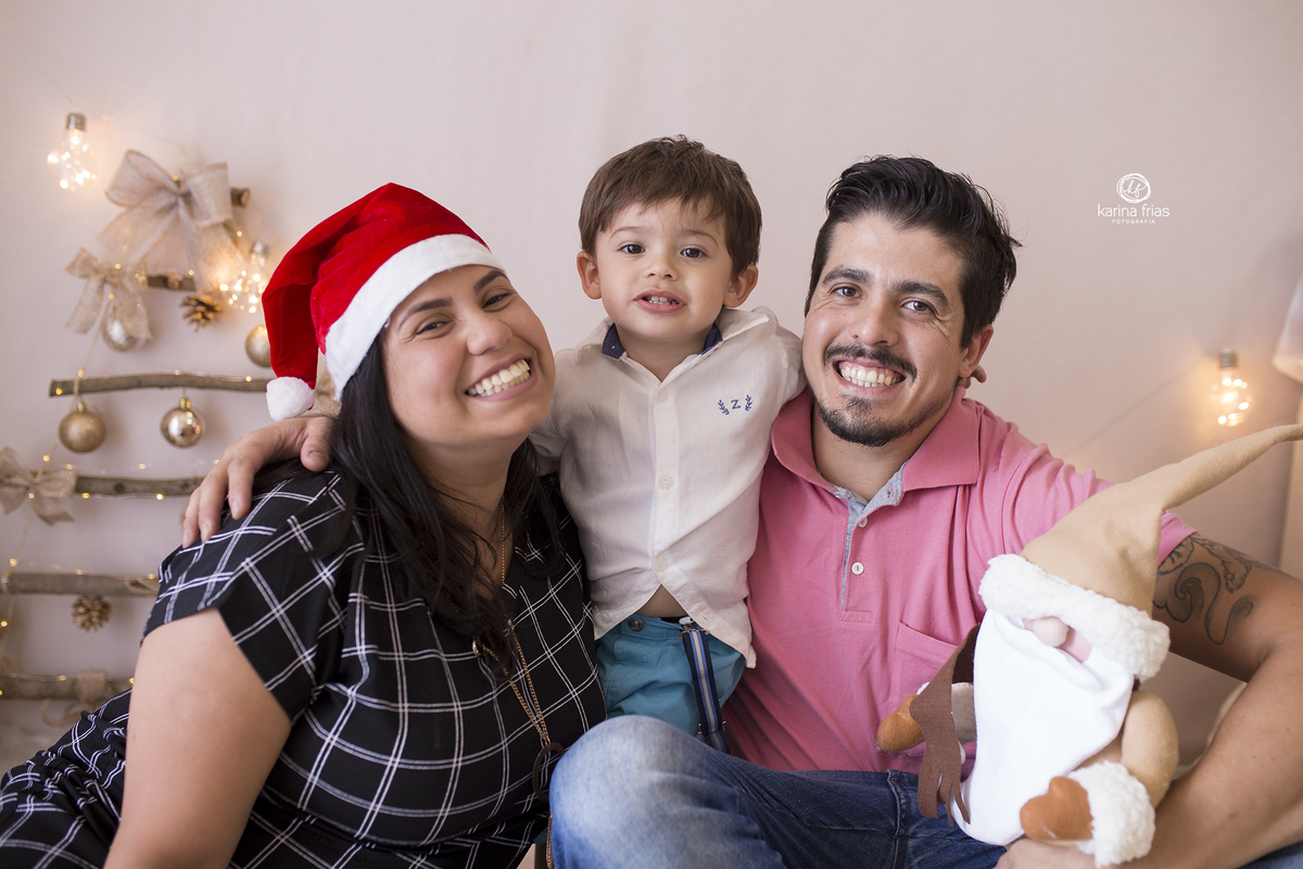 a familia posa junto no ensaio infantil