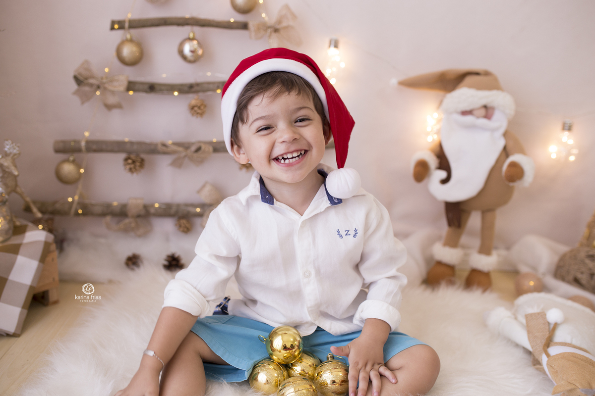 no ensaio infantil o menino sorri