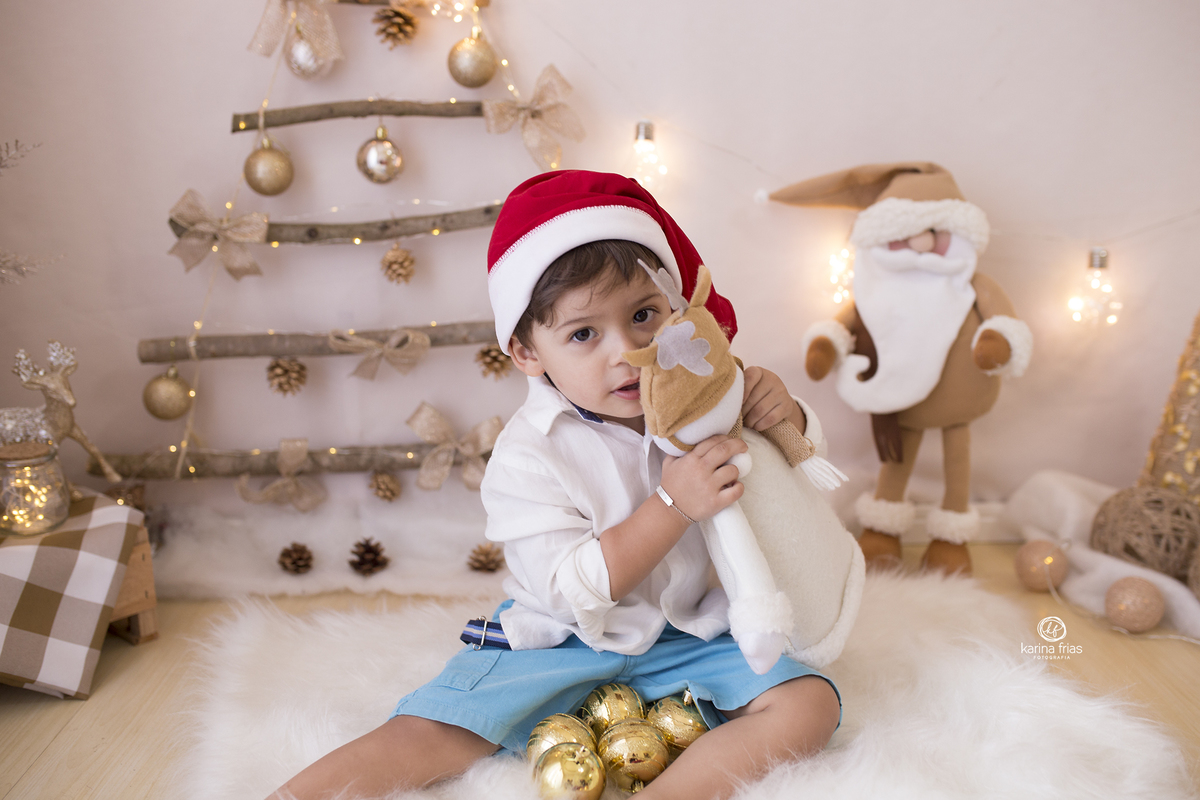 a criança abraça o boneco durante sessão infantil