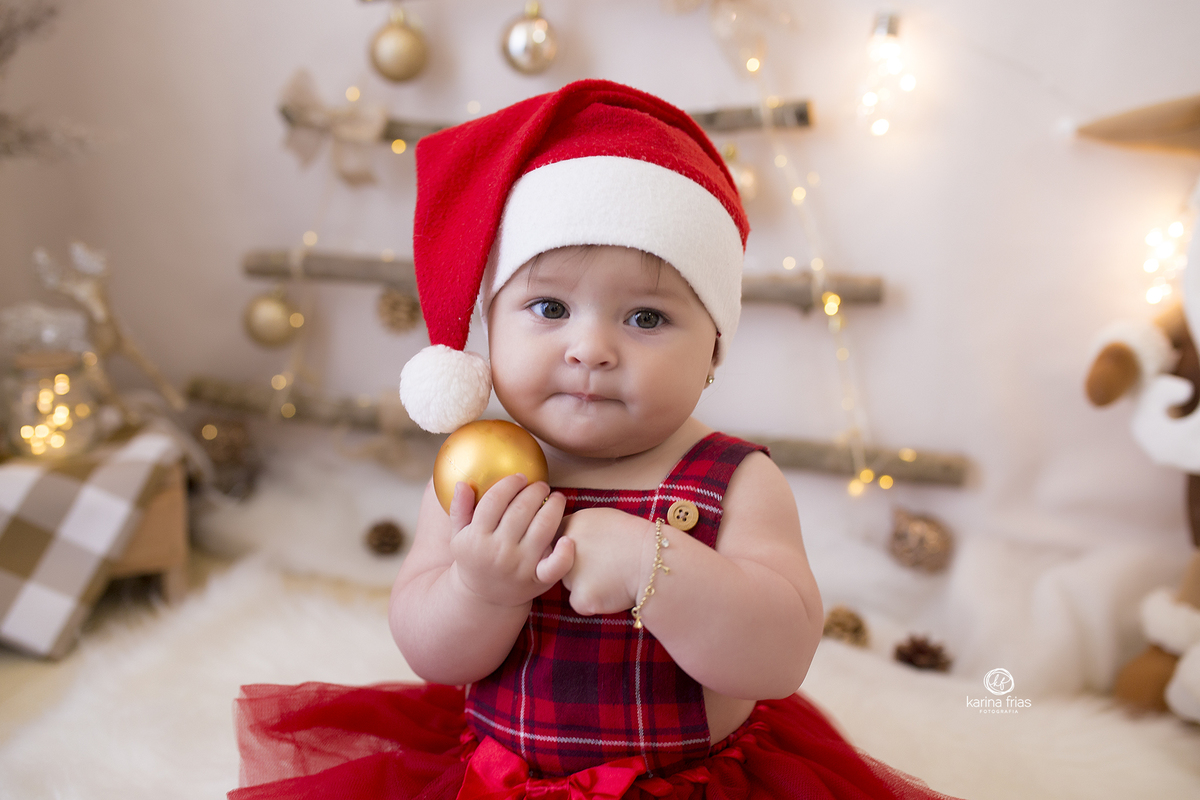 no ensaio infantil a bebe segura a bola