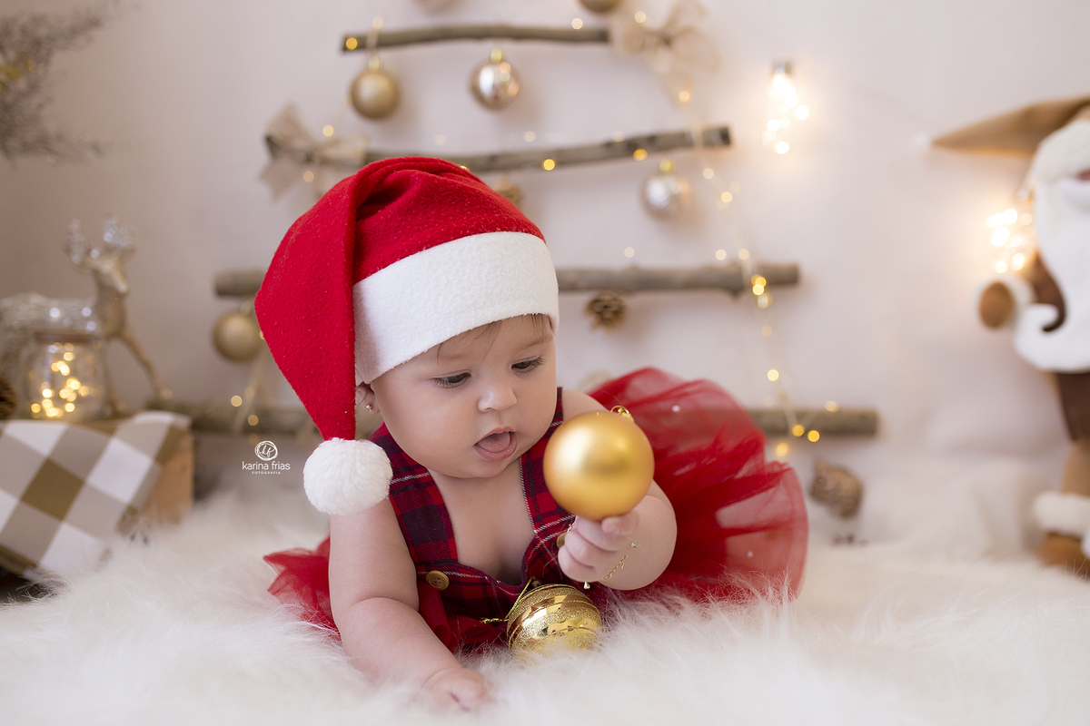 no ensaio infantil a menina brinca