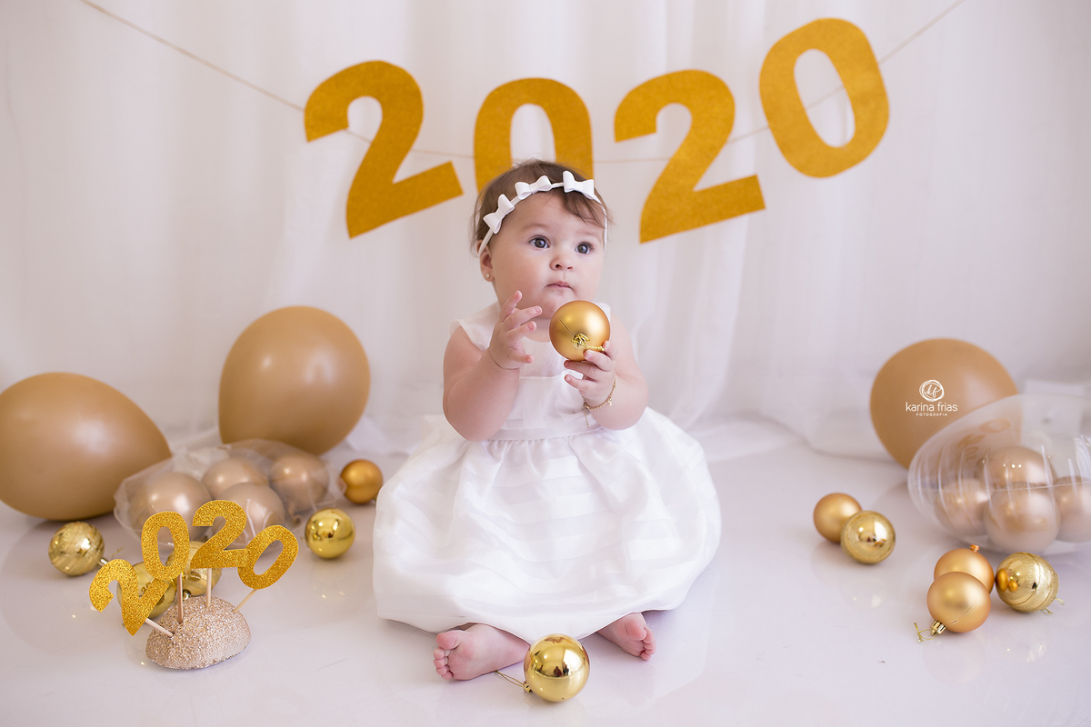 a menina esta no cenario de ano novo