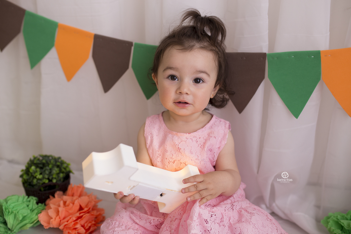 no ensaio infantil a menina olha para a fotografa de familia de caxias do sul-rs