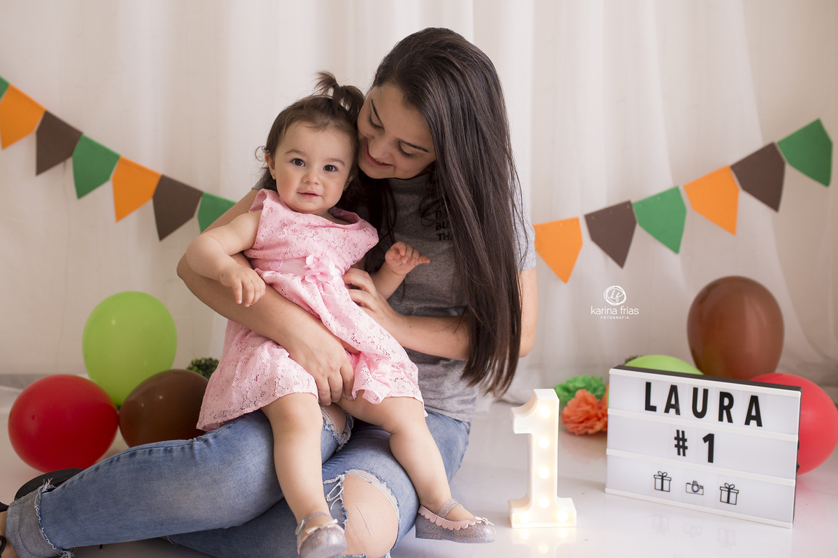 a mae brinca com a filha na sessão de fotos