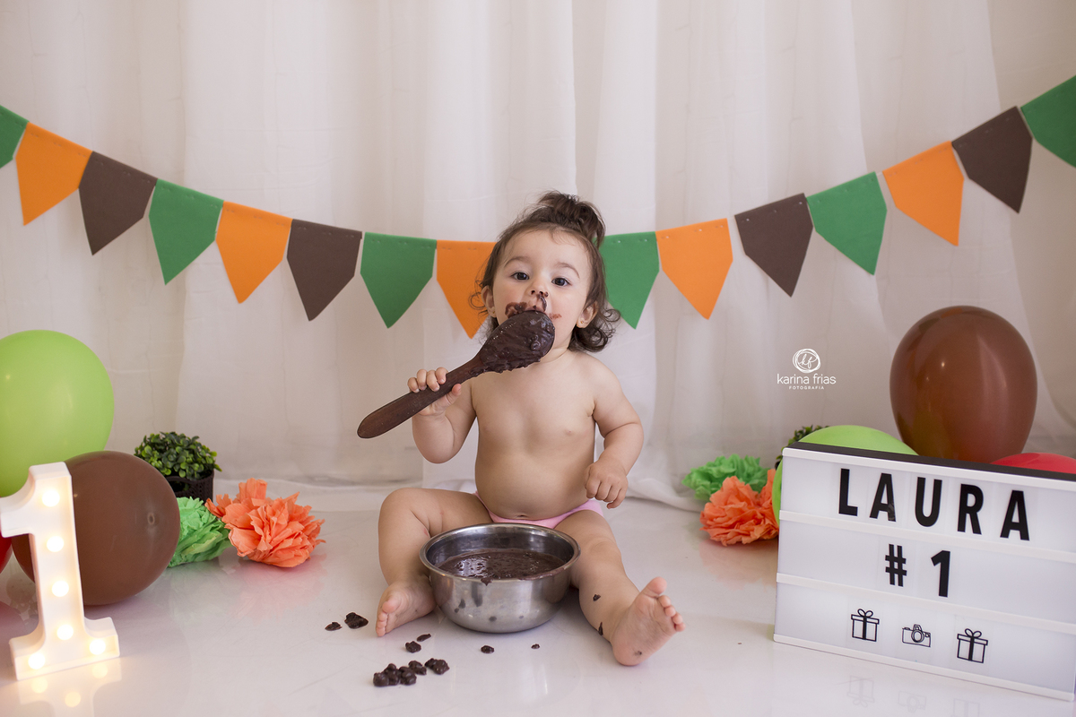 a menina se lambuja com feijao na sessão de fotos