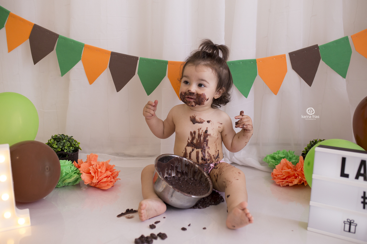 a menina se suja com a comida