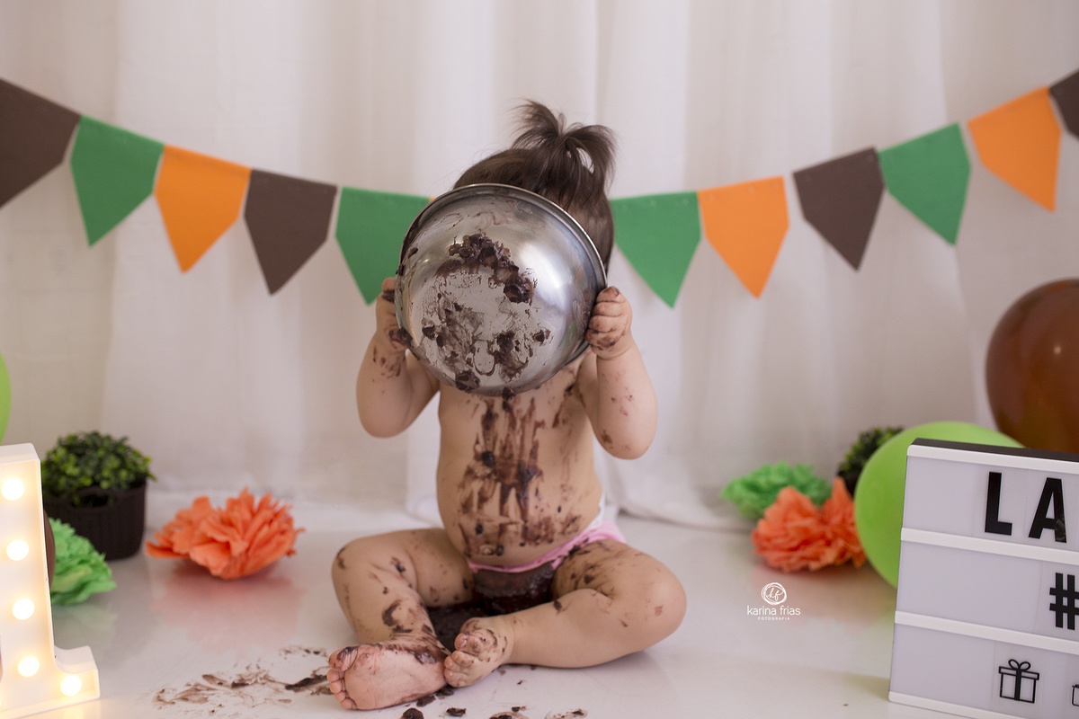 a menina poe o pote no rosto para poder comer o feijao