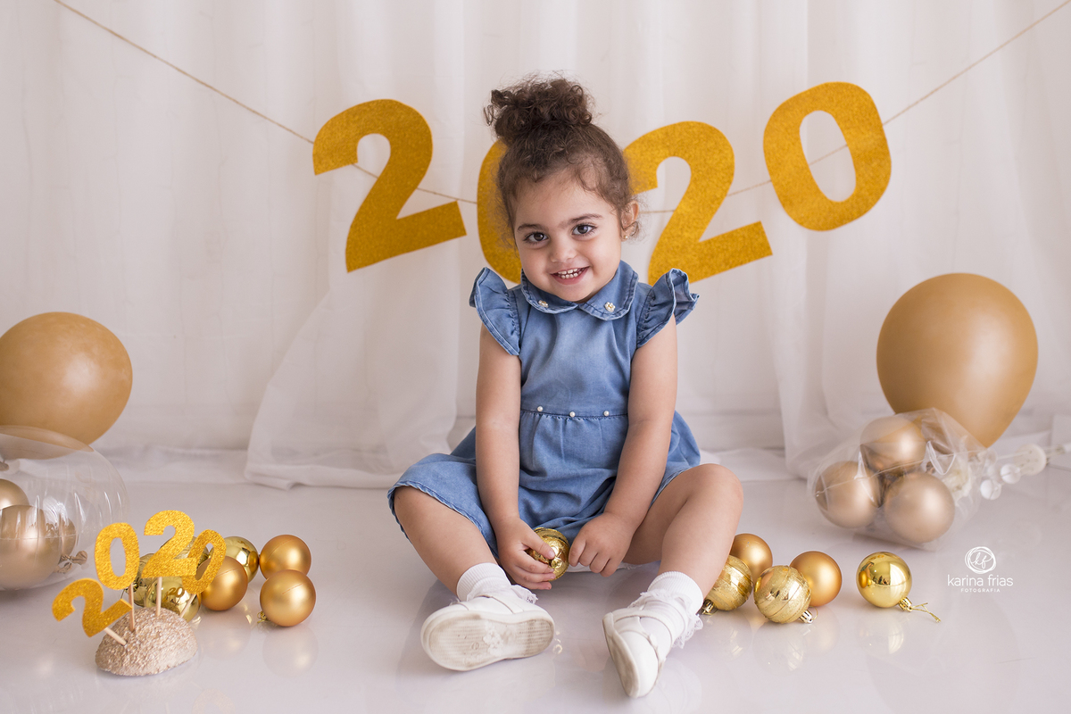 a menina esta sentada no cenario de ano novo