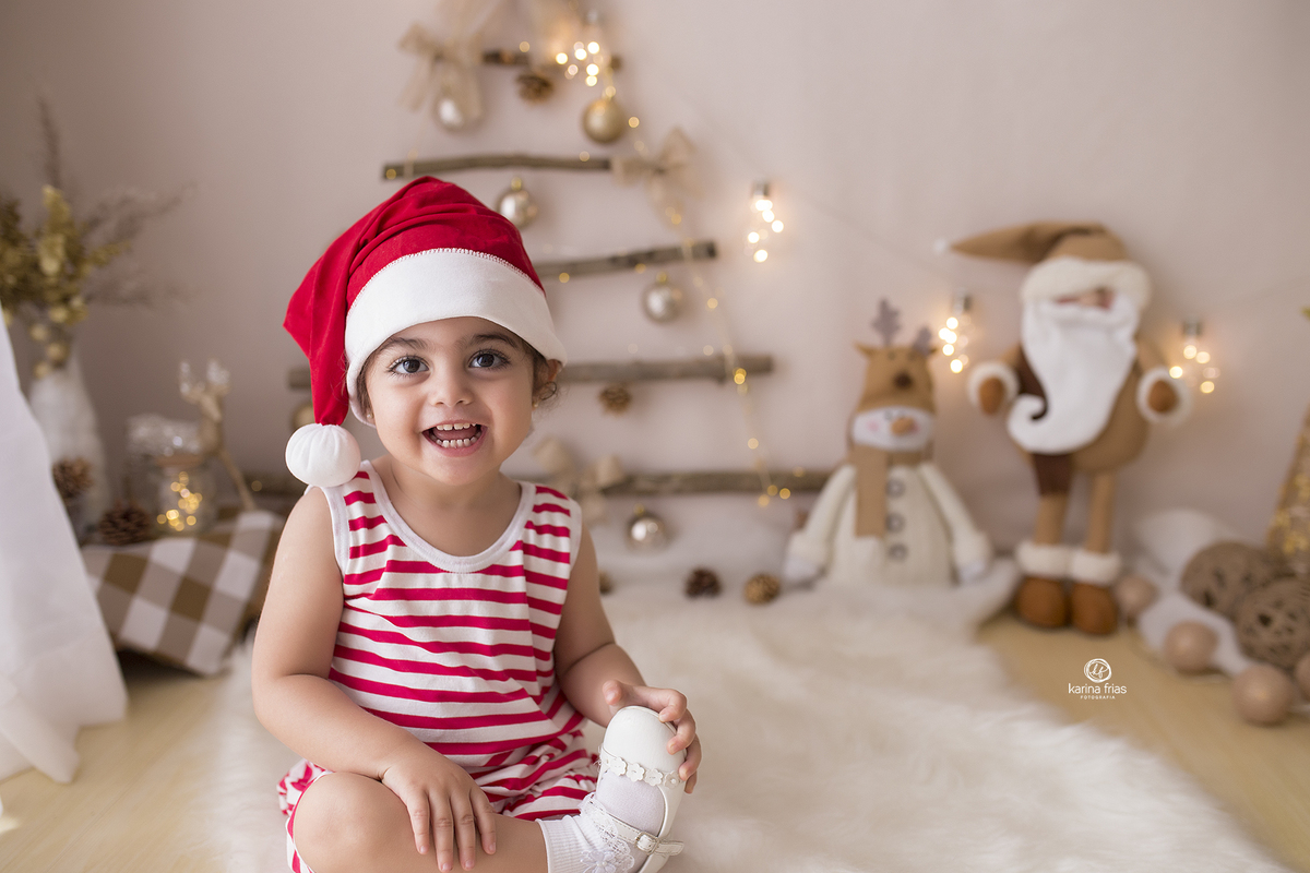 no ensaio de natal a menina sorri