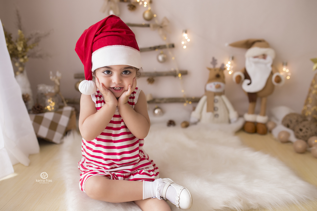 a criança faz pose para a fotografa de caxias do sul, karina frias