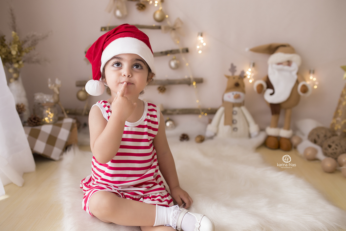 durante o ensaio de natal a criança faz pose