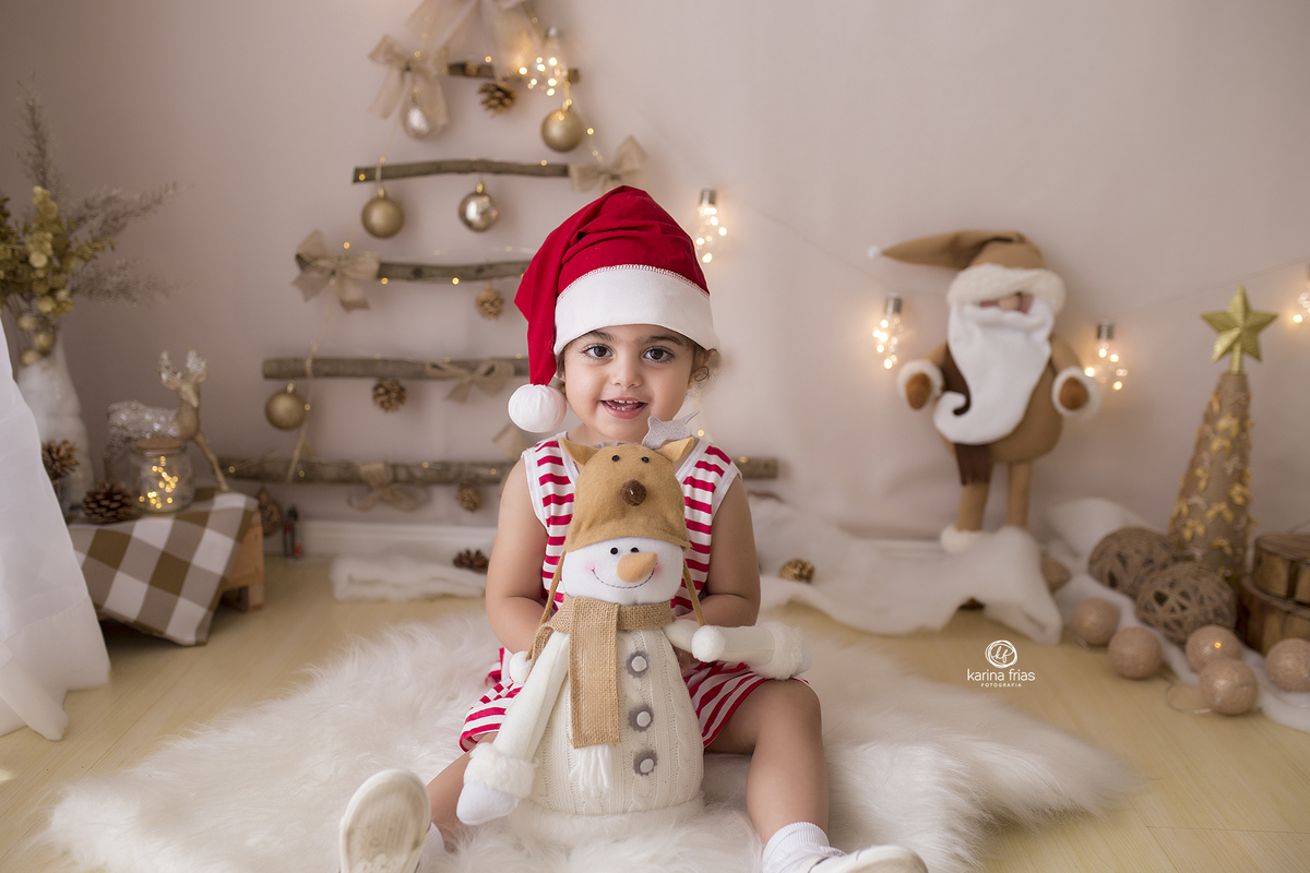 no ensaio infantil a menina segura o boneco