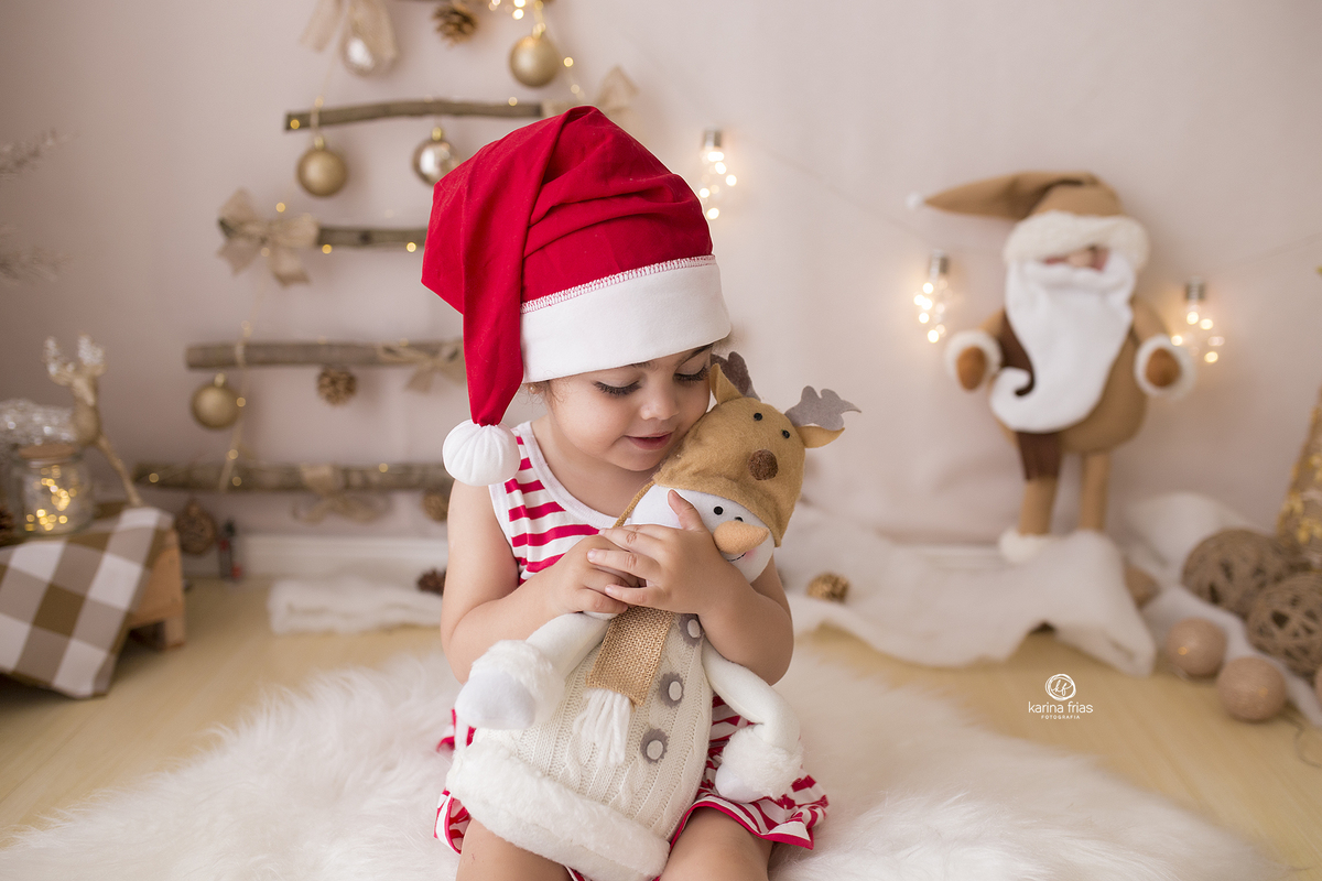 no ensaio infantil a menina segura o bonceo