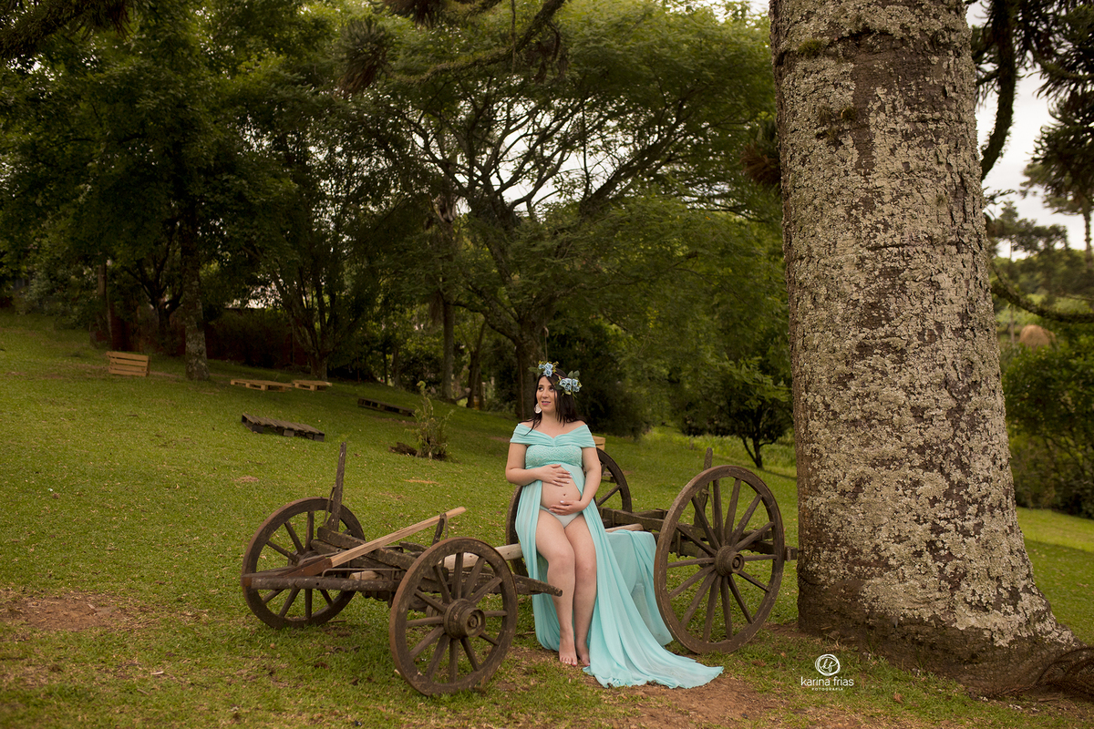 a gestante olha a paisagem durante ensaio