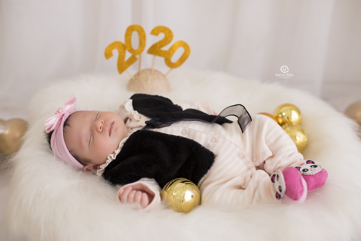 a menina esta deitada durante acompanhamento mensal em caxias do sul