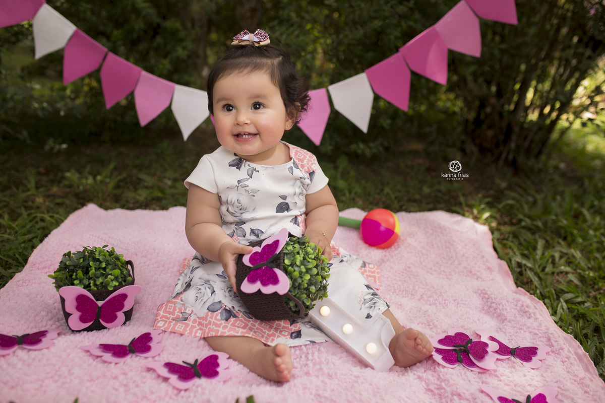 no ensaio infantil em caxias do sul, a menina brinca