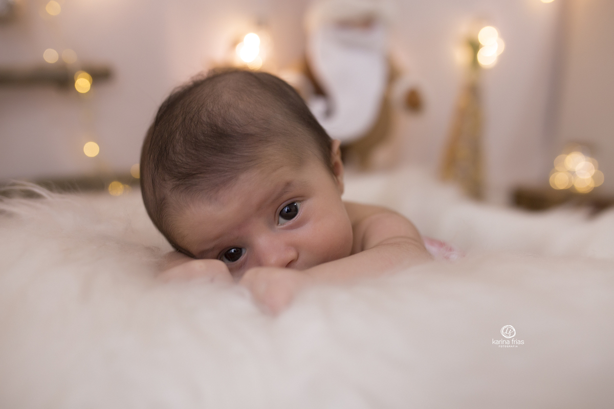 o bebe olha para a fotografa de caxias do sul, karina frias