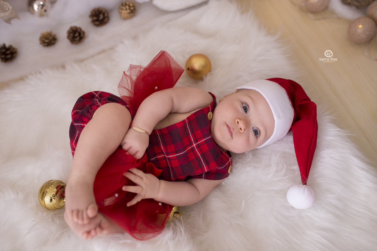 a menina esta deitada no cenario de natal