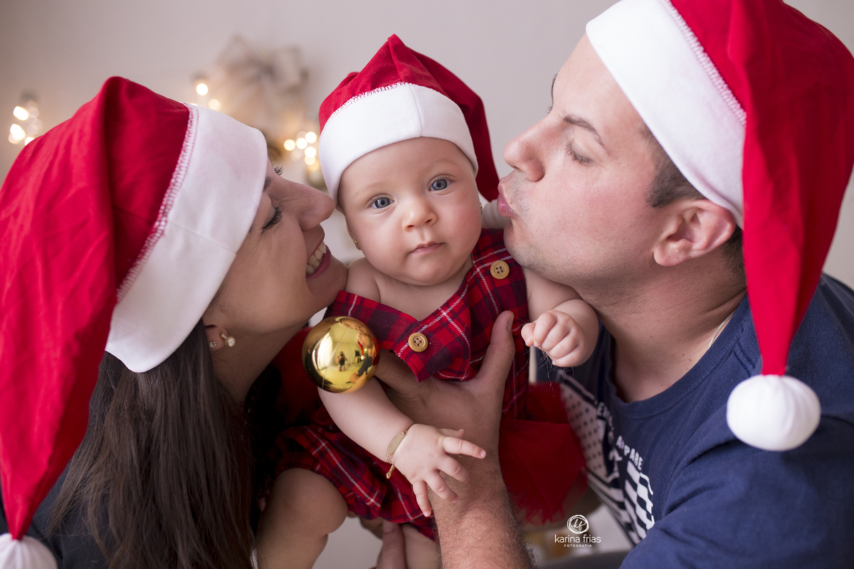 no ensaio infantil em caxias do sul, os pais beijam a menina
