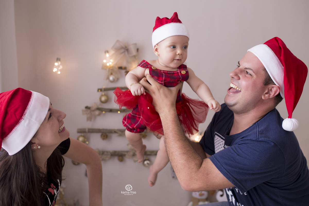 os familiares brincam enquanto a fotografa de familia de caxias do sul, karina frias, registra o momento