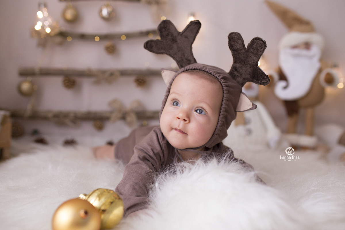 a menina esta de bruços