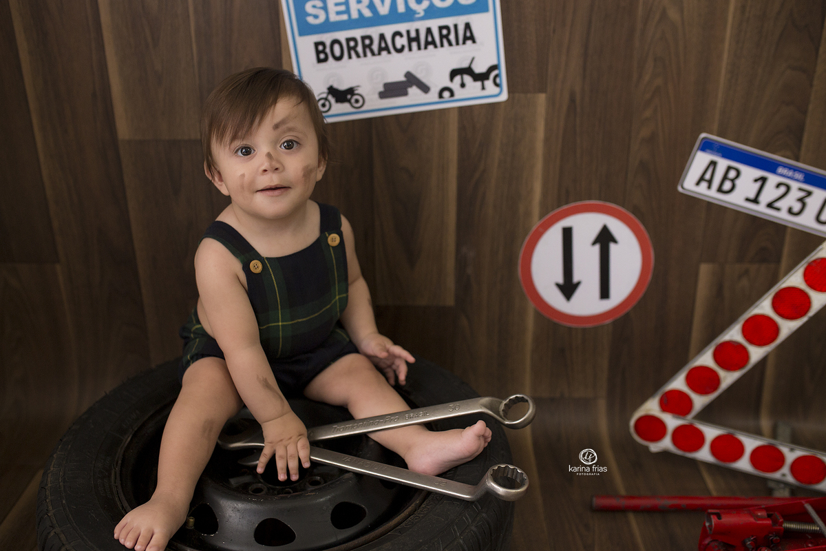 o menino mexe nas ferramentas durante acompanhamento mensal