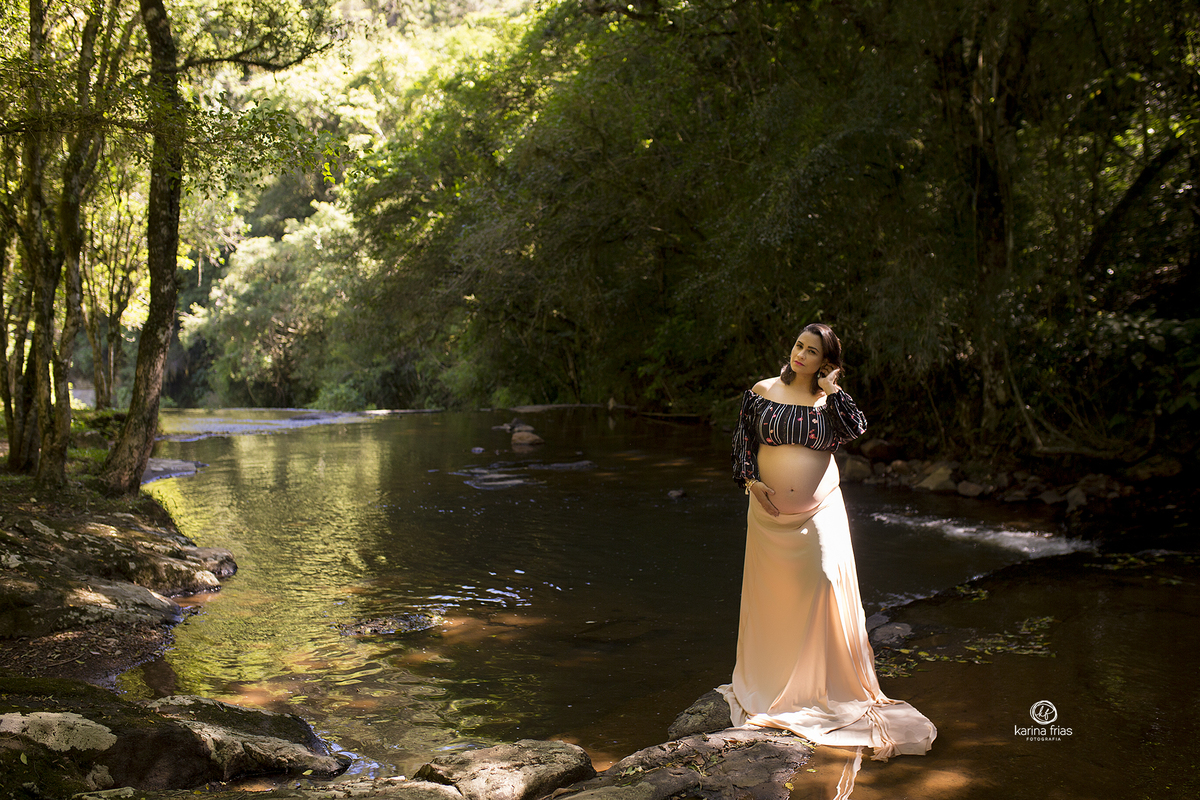 ensaio gestante em parque com rio em caxias do sul