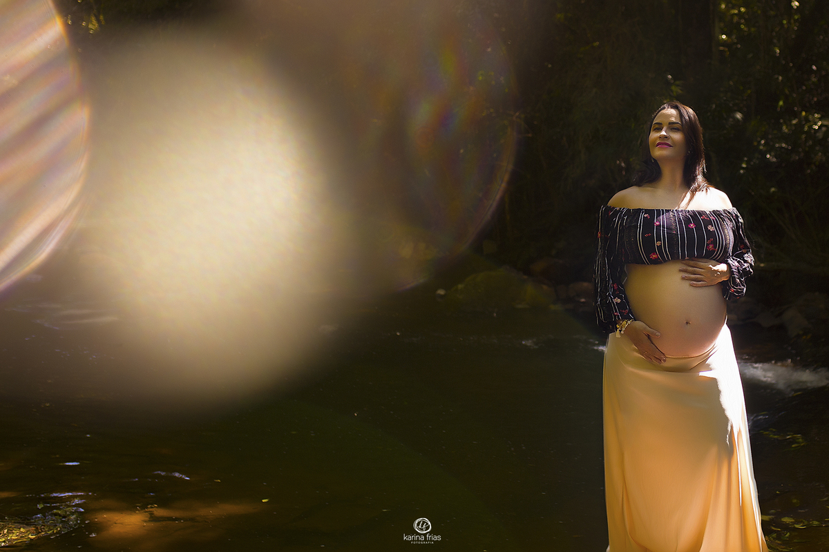 na sessão de gestante usamos os reflexos do sol na foto