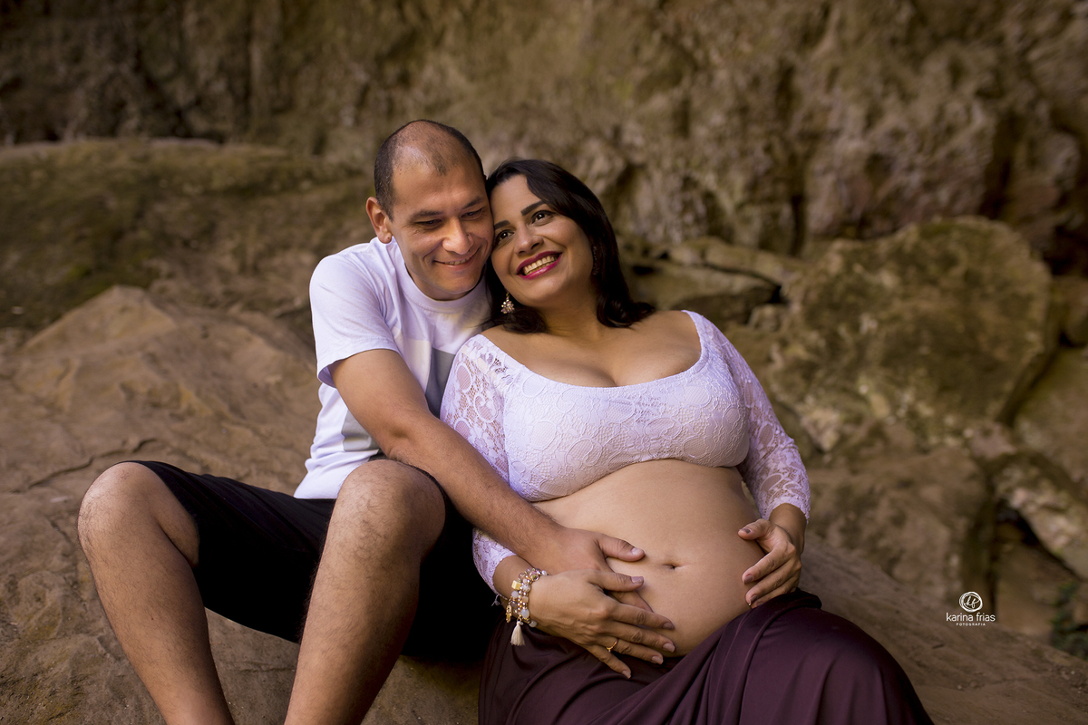 os pais brincam na sessão de gestante