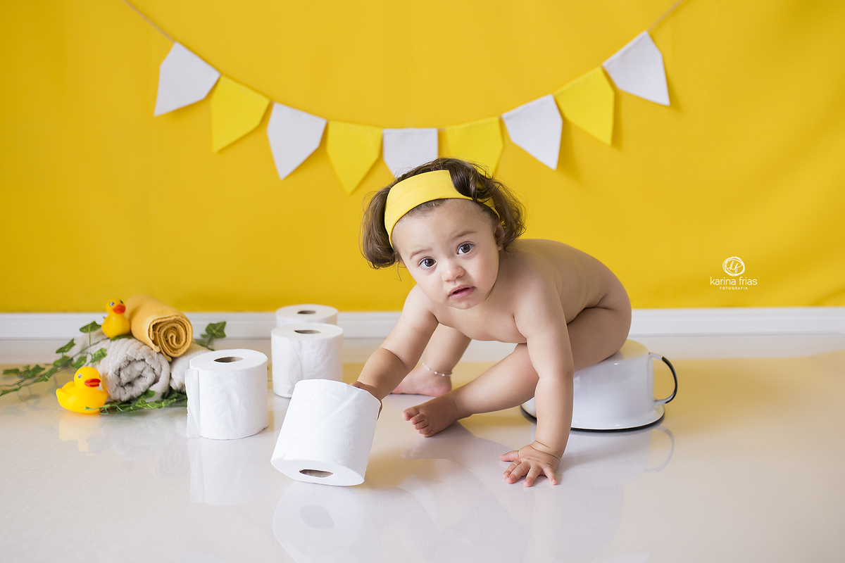 a bebe pega o papel para as fotos