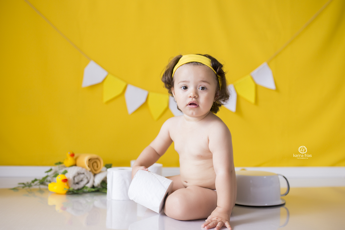 no ensaio infantil, a bebe olha para a fotografa de familia de caxias do sul-rs