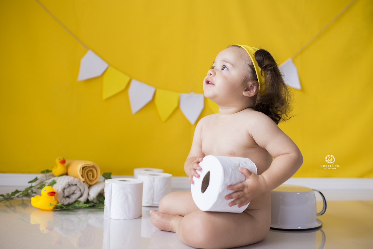 a menina olha para o lado no ensaio infantil