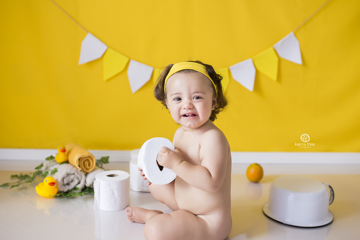 a bebe sorri durante fotos