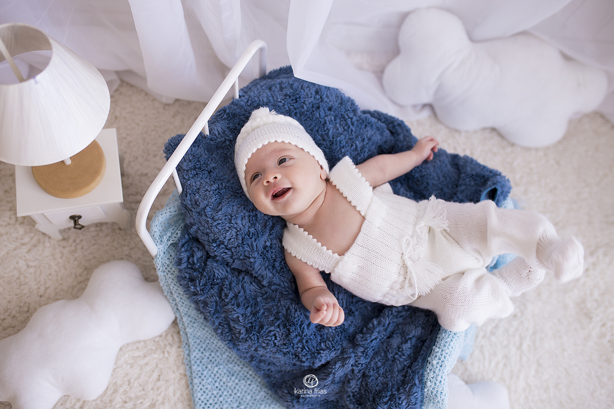 o menino sorri para a fotografa de bebes de caxias do sul, karina frias