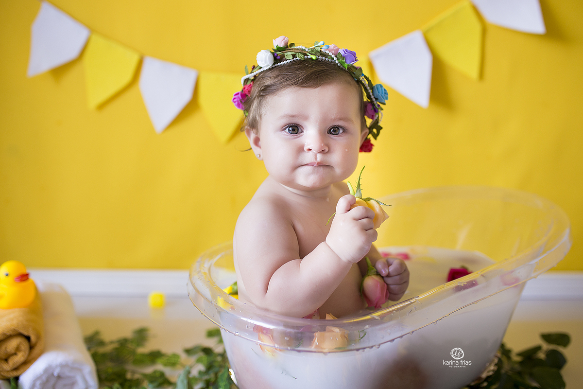 a menina esta sentada na banheira para as fotos de seu setimo mes