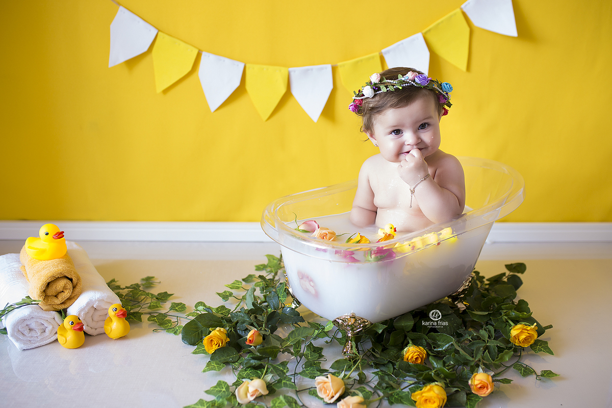 a menina olha para a fotografa de bebes de caxias do sul, karina frias