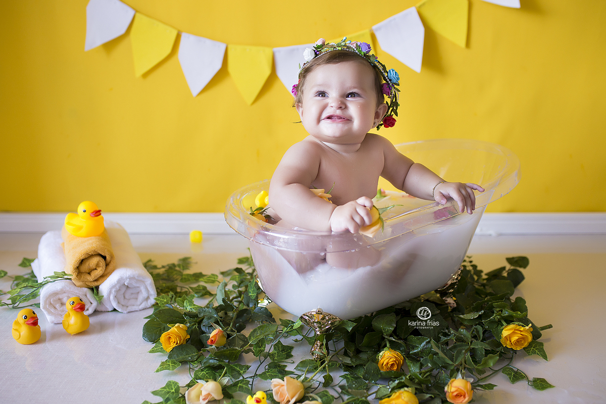 no ensaio infantil a bebe sorri