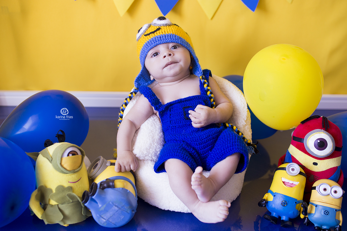 o menino posa para a fotografa de bebes de caxias do sul