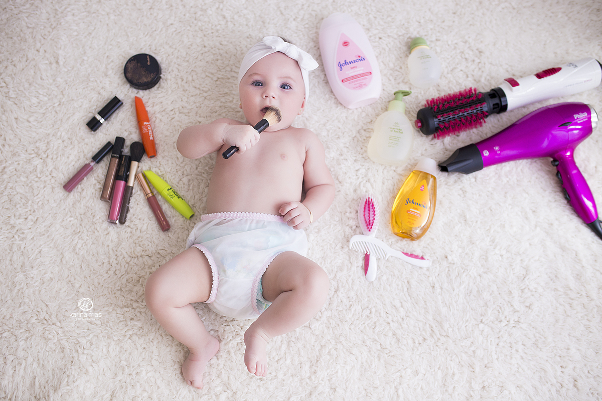 a bebe esta deitada no cenario da beleza no acompanhamento mensal