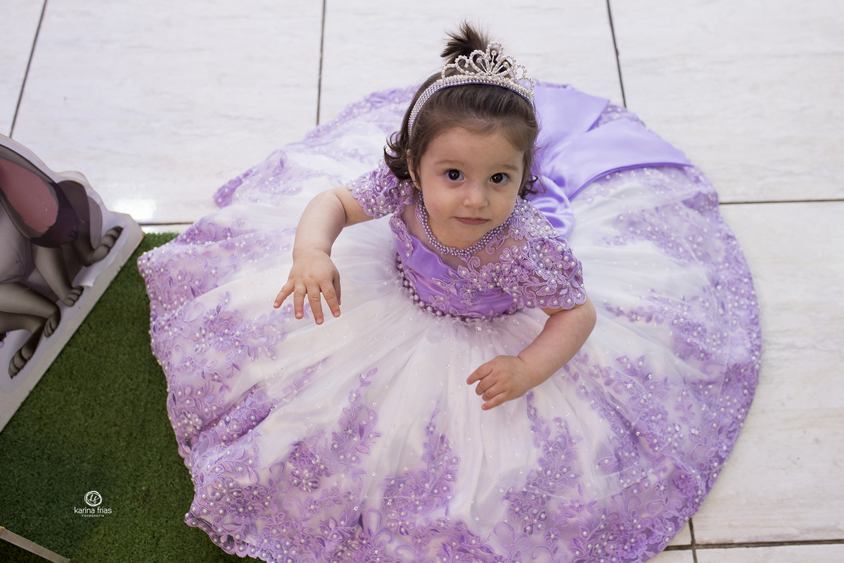 deixamos o vestido da menina aberto para clicar os detalhes