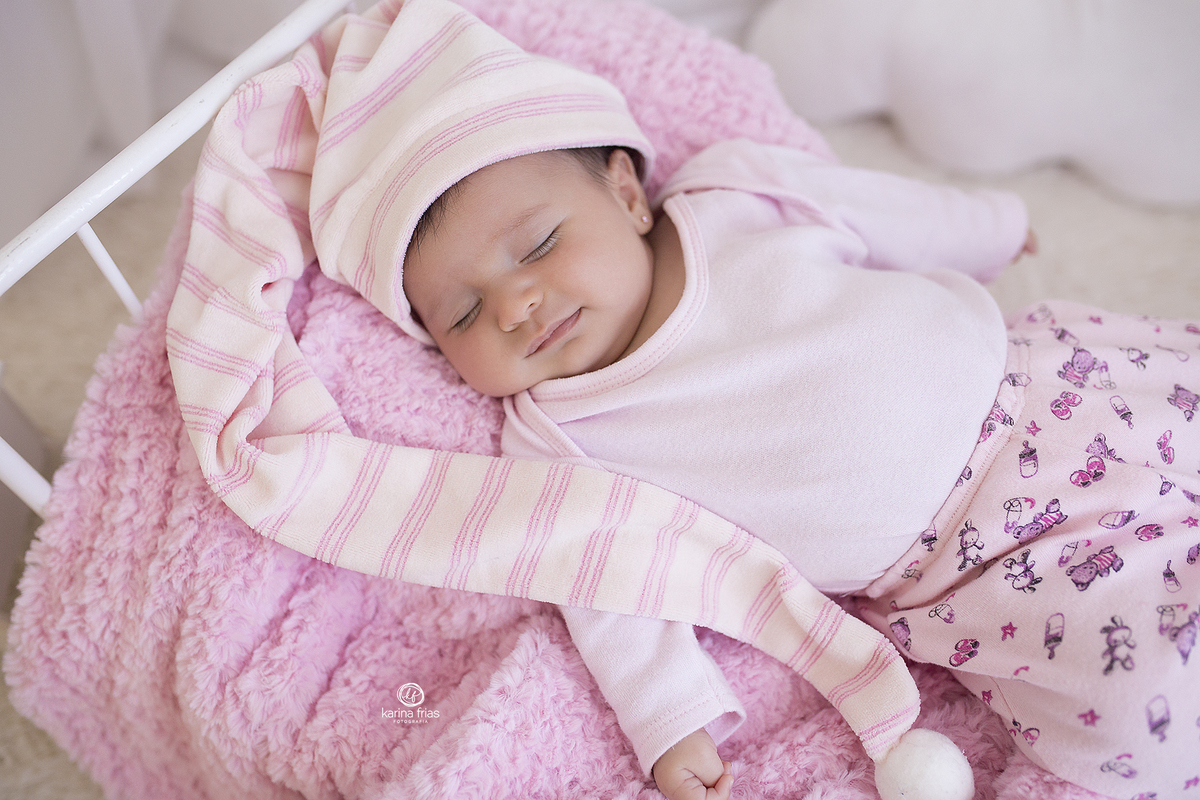 a bebe dorme durante as fotos do acompanhamento mensal