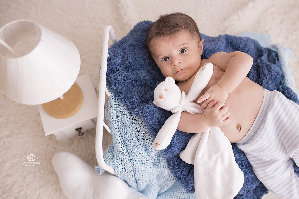 o bebe olha para a fotografa de bebes de caxias do sul-rs