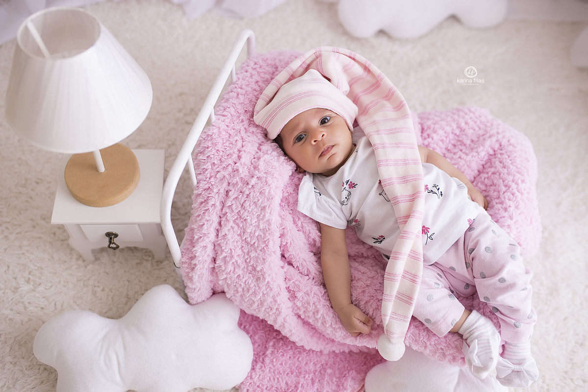 a bebe olha para a fotografa de bebes de caxias do sul