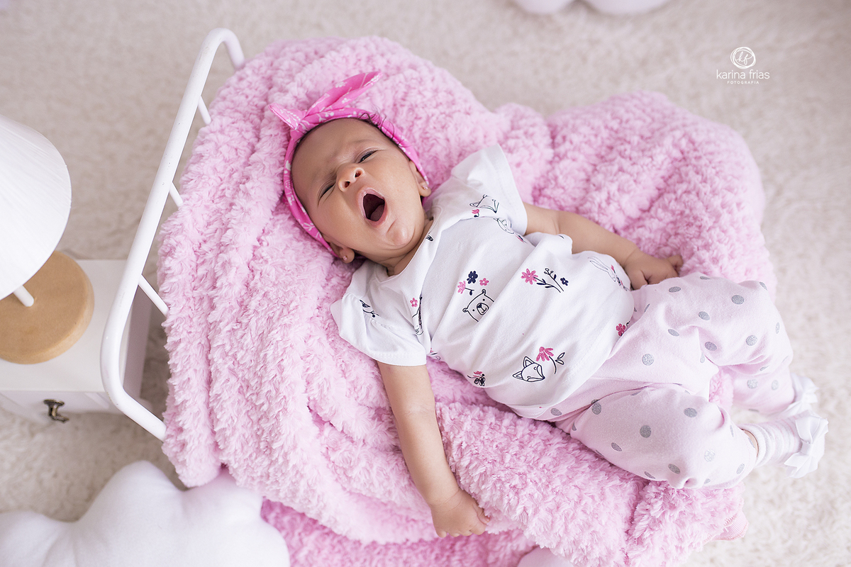 no ensaio infantil, a menina esta com sono