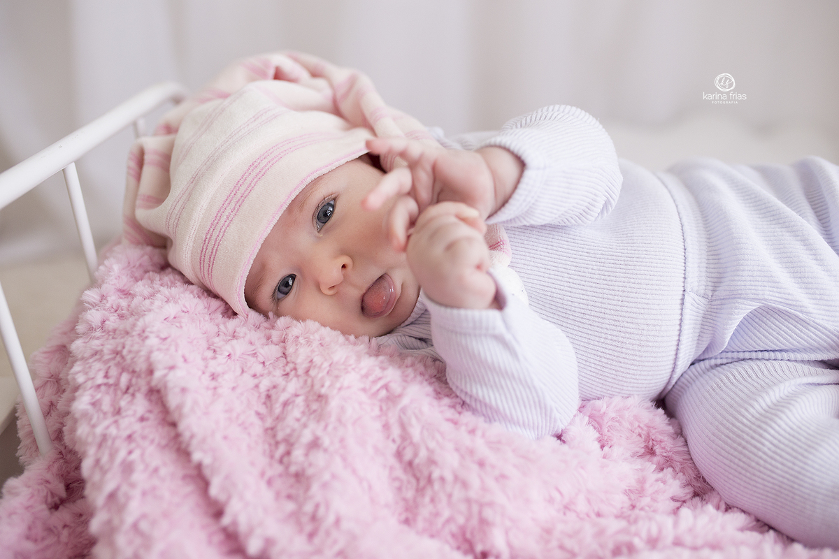 no ensaio infantil a bebe mostra a lingua