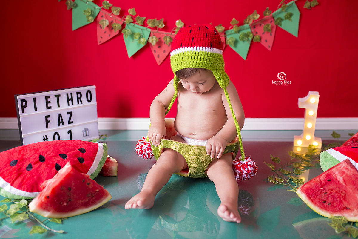 o bebe olha para a melancia