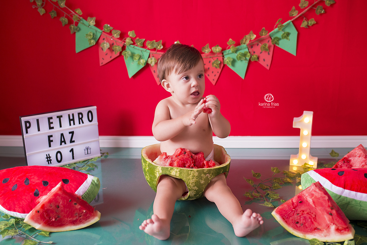 a criança come a melancia durante o ensaio smash