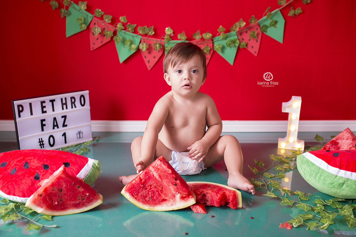 o menino olha para a fotografa de bebes de caxias do sul, karina frias