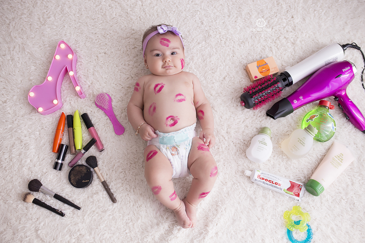 no ensaio infantil a bebe esta com marcas de beijo