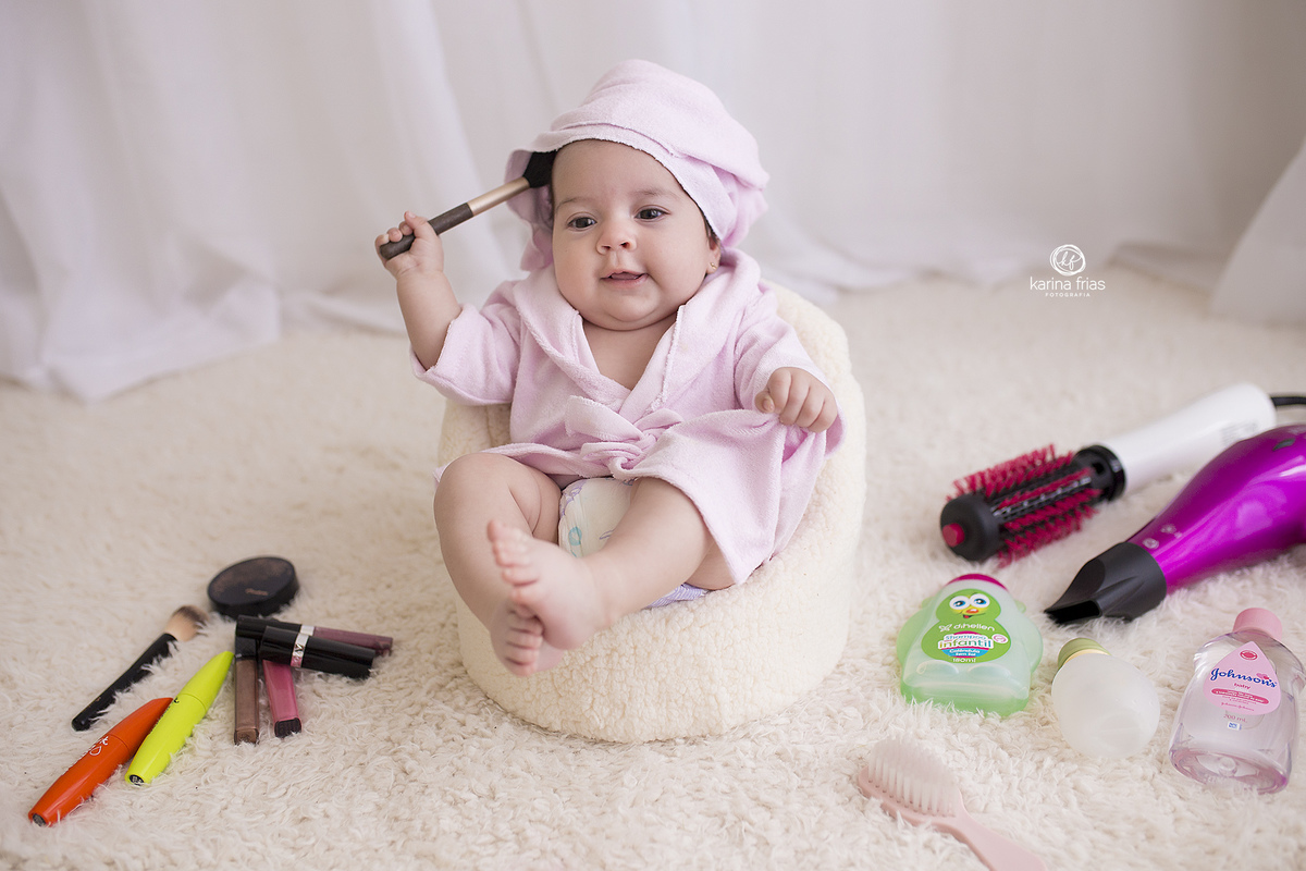 a menina sorri nas fotos de acompanhamento mensal